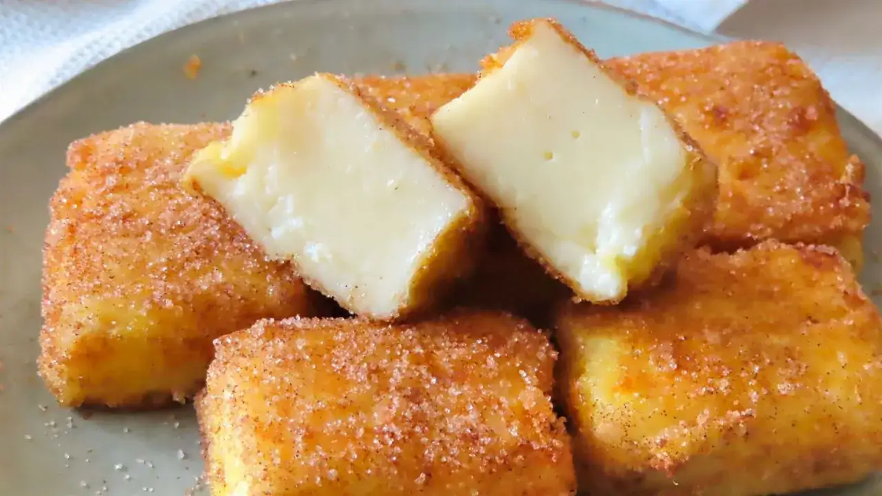 Deliciosa leche frita, receta de la abuela, crujiente por fuera y cremosa por dentro, espolvoreada con azúcar y canela.