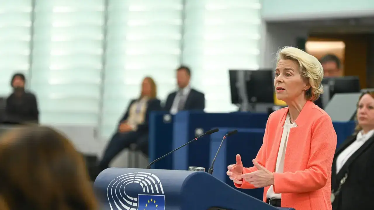 Ursula von der Leyen przemawia w Parlamencie Europejskim. Fani Konfederacji zarzucają rządowi
