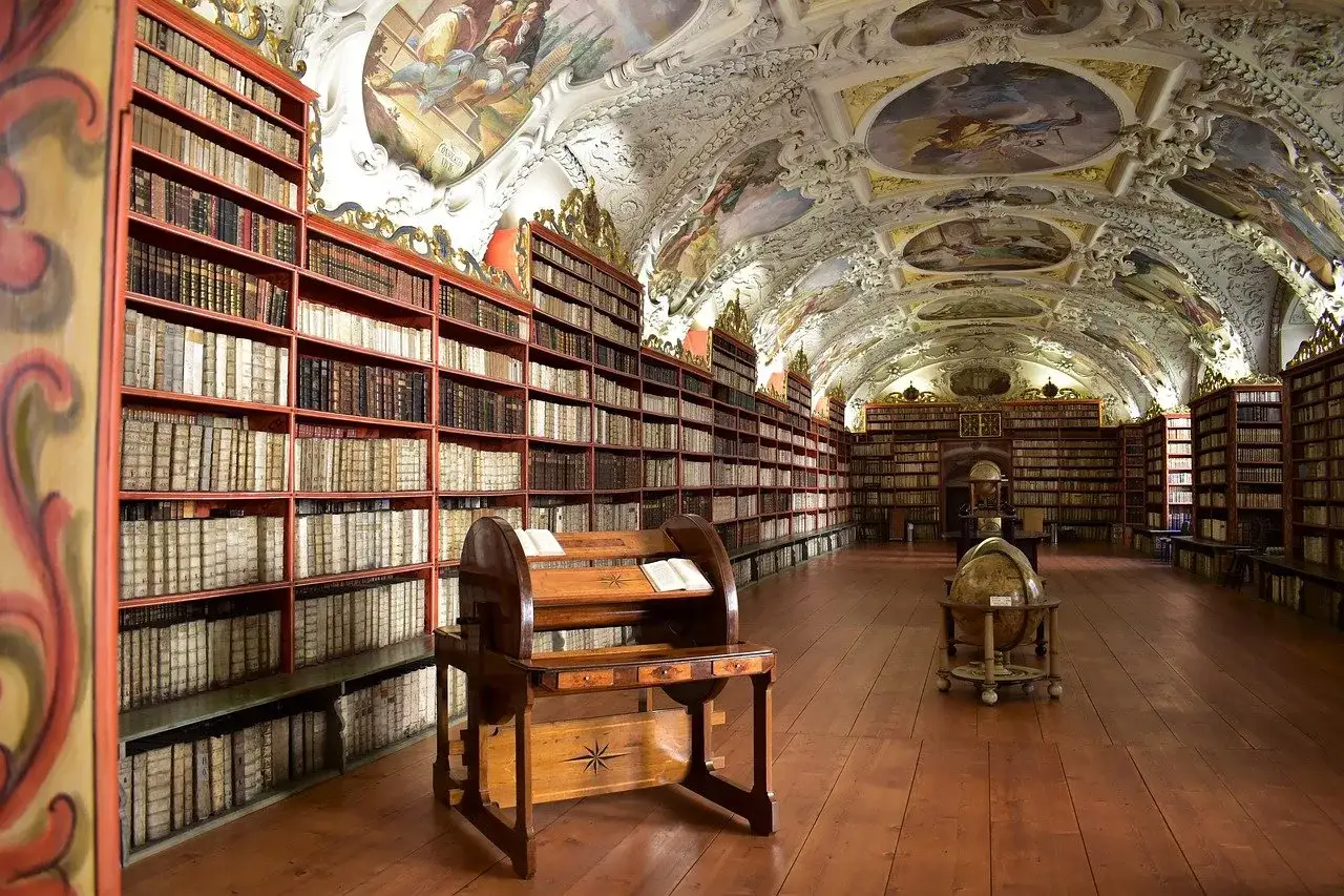 Wnętrze biblioteki z rzędem książek, jak w 