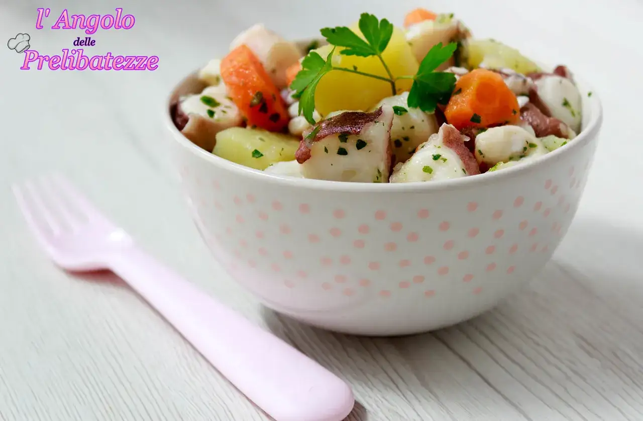 Insalata di polpo e patate, un piatto fresco e saporito, guarnito con prezzemolo e carote.