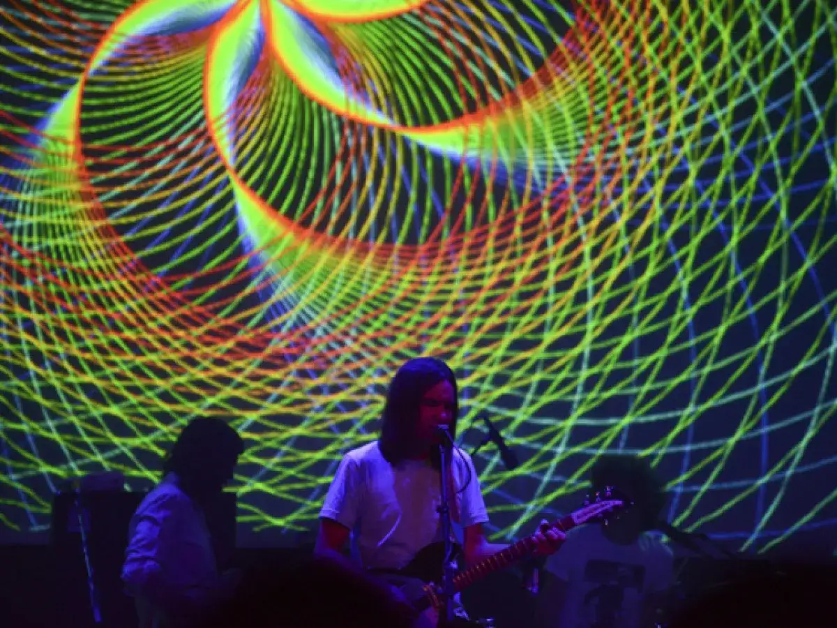 Koncert Tame Impala Polska. Psychedeliczne wizualizacje i zespół na scenie.