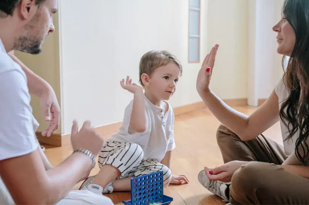 Rodzic z dzieckiem wspierający autonomię