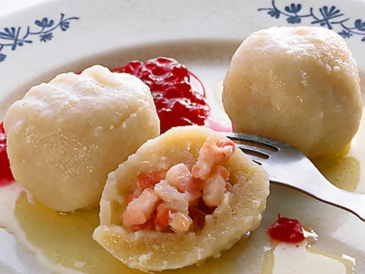 Pitepalt med räkfyllning, serverad med lingonsylt och smält smör. Ett klassiskt pitepalt recept.