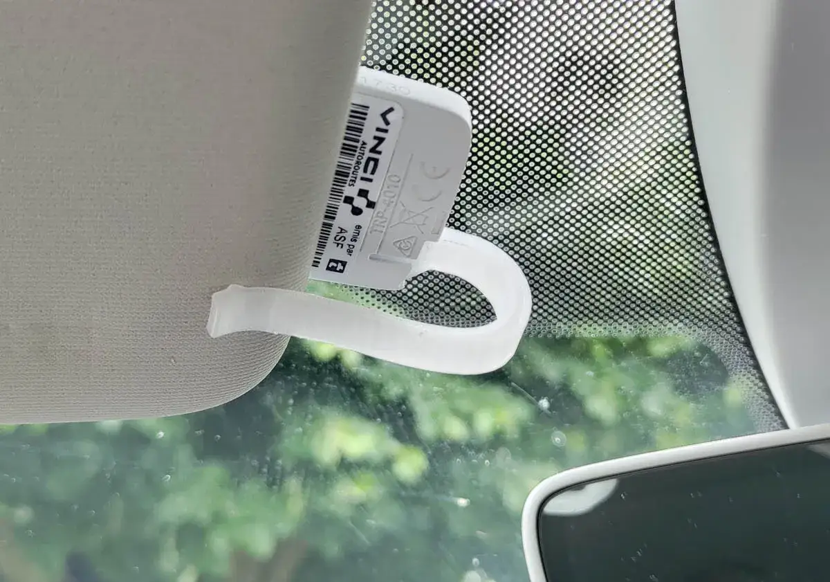 Le badge télépéage Vinci est accroché à la visière de la voiture. Le côté avec le logo Vinci doit être visible pour le bon fonctionnement.