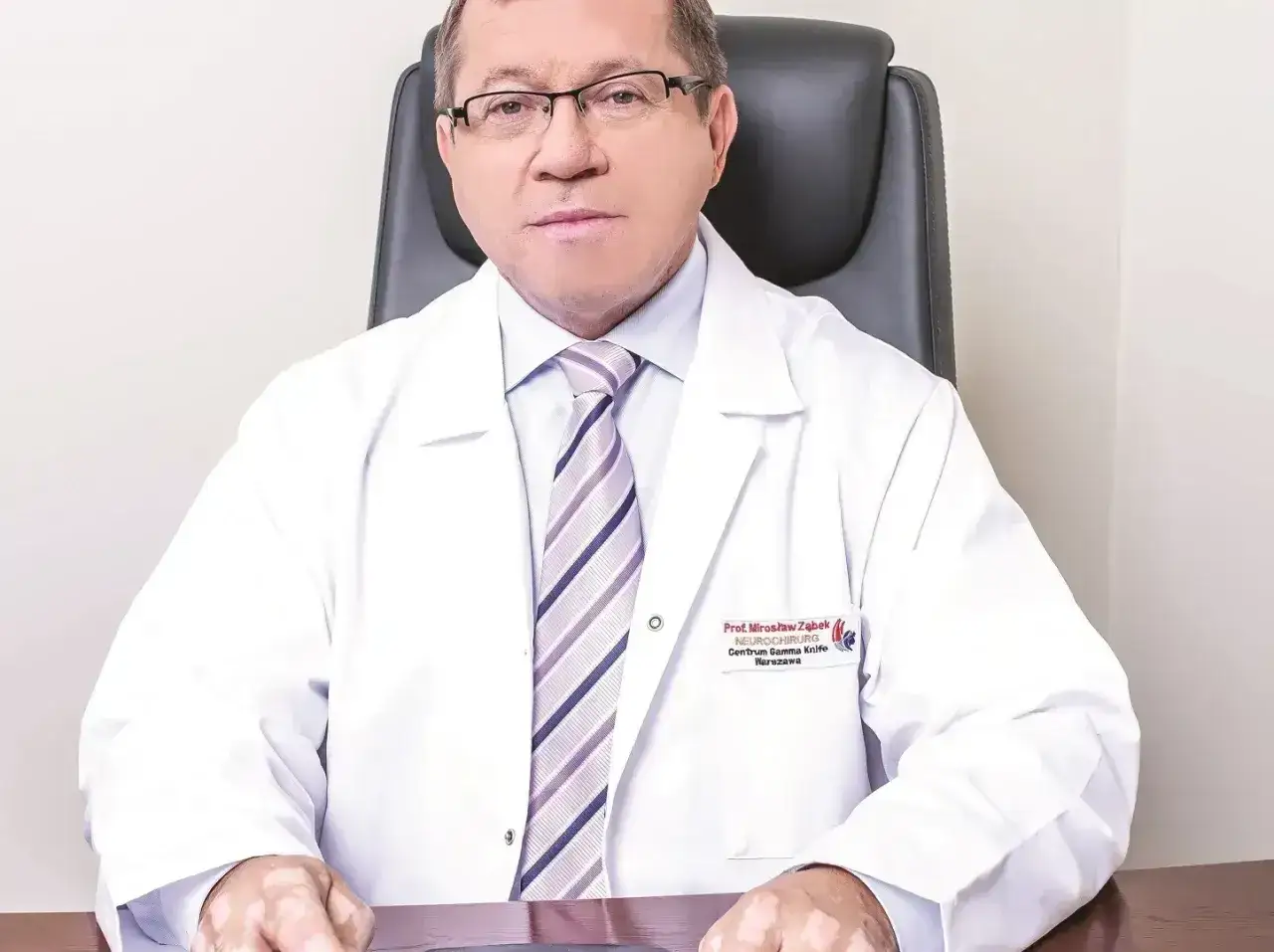 Profesor Mirosław Ząbek, neurochirurg, przyjmuje w Centrum Gamma Knife w Warszawie.