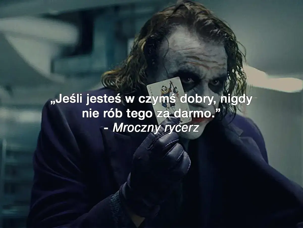Mroczny Rycerz z kartą w dłoni, przypomina mądre cytaty z film&oacute;w: 