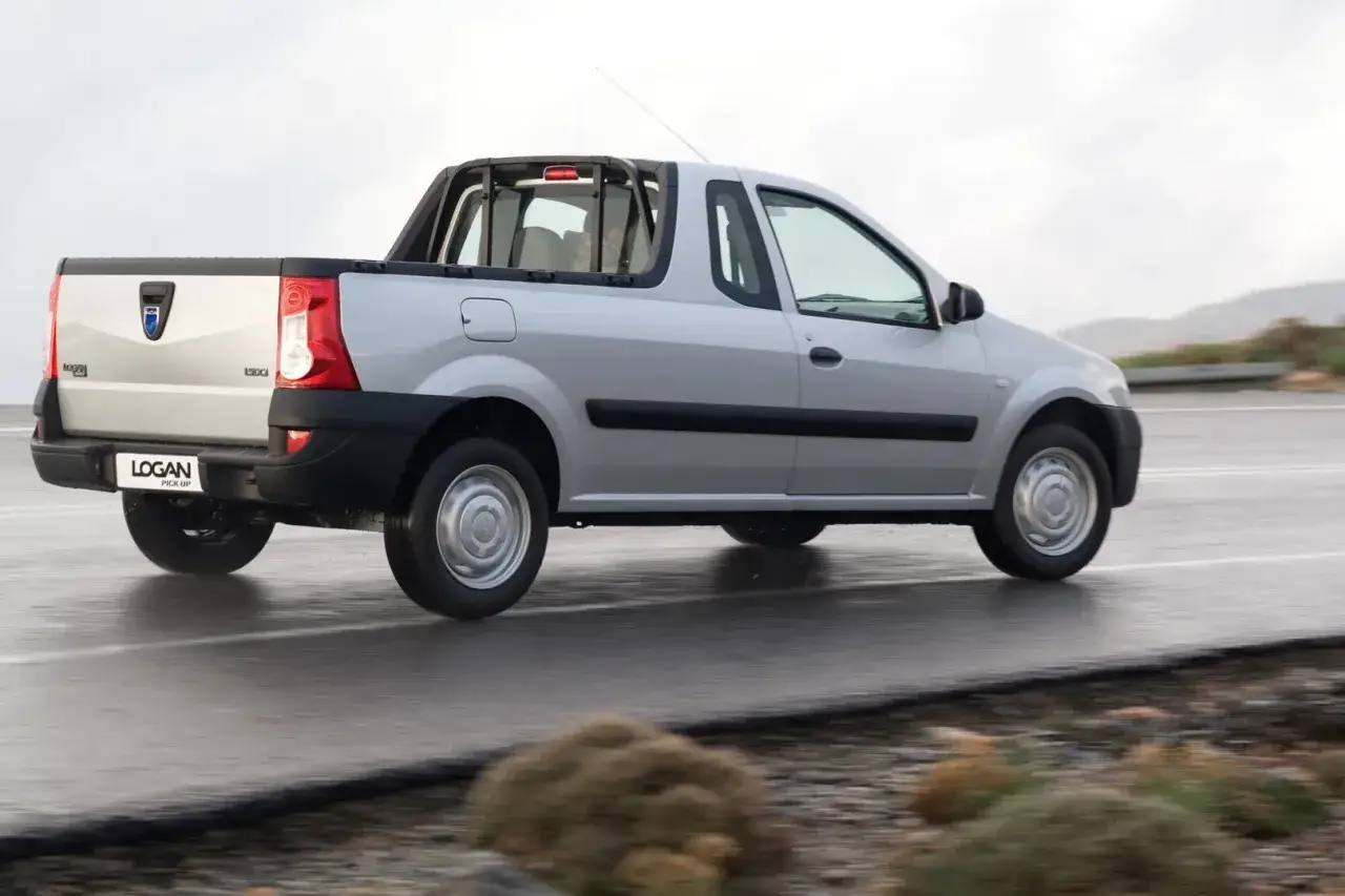 pickup z jednym rzędem siedzeń i trwałą przegrodą