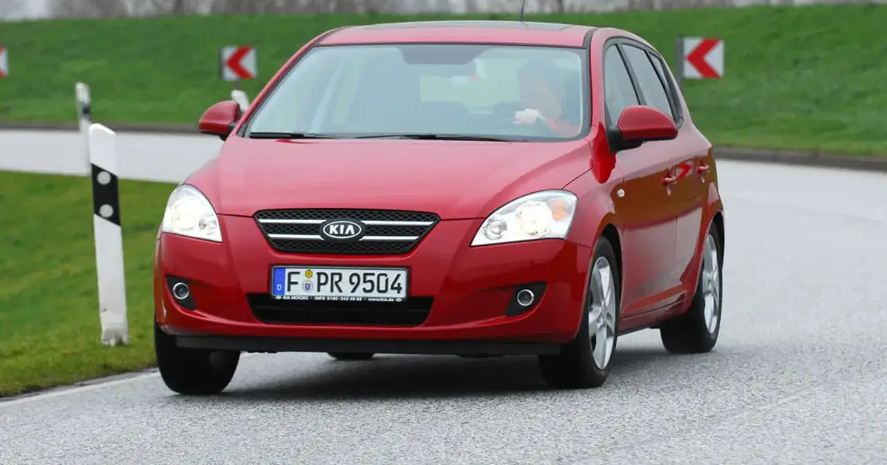 Czerwony Kia Ceed 1.6 CRDi jedzie po drodze, za kierownicą siedzi osoba.