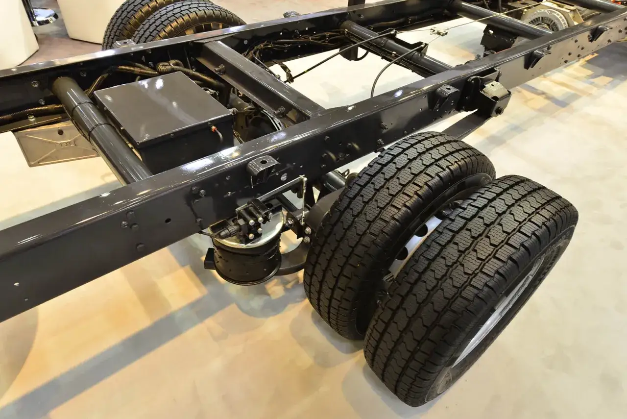 AL-KO chassis f&ouml;r Fiat Ducato, redo f&ouml;r nya &auml;ventyr. Dubbla bakhjul f&ouml;r extra stabilitet.