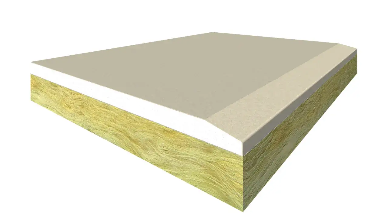 Strato di isolamento acustico fai da te: lana di roccia gialla, pannello bianco e finitura beige.