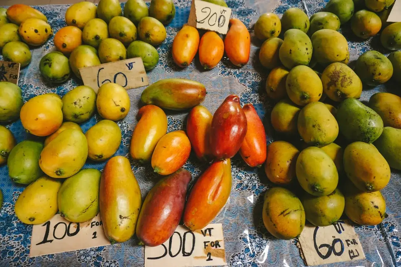 Kolorowe mango na targu na wyspach Vanuatu. Ceny w lokalnej walucie.
