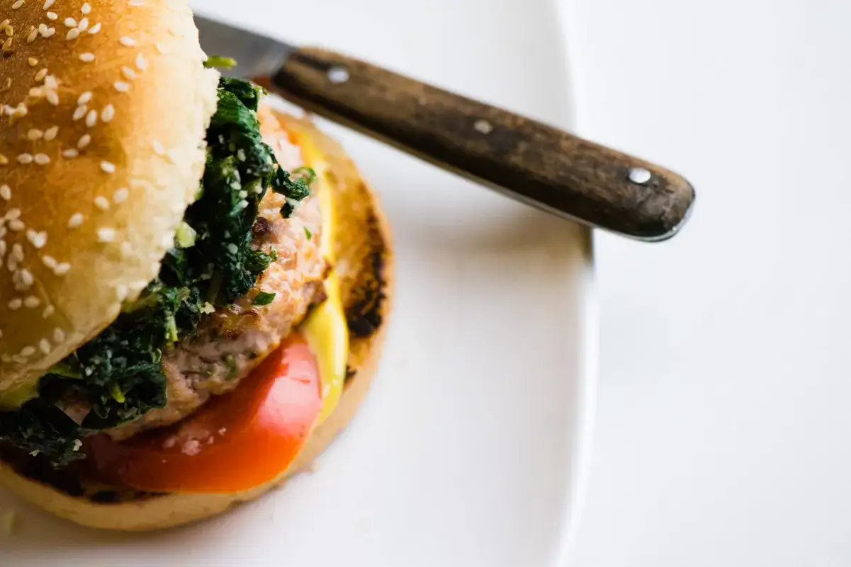 burger z rukolą i szpinakiem