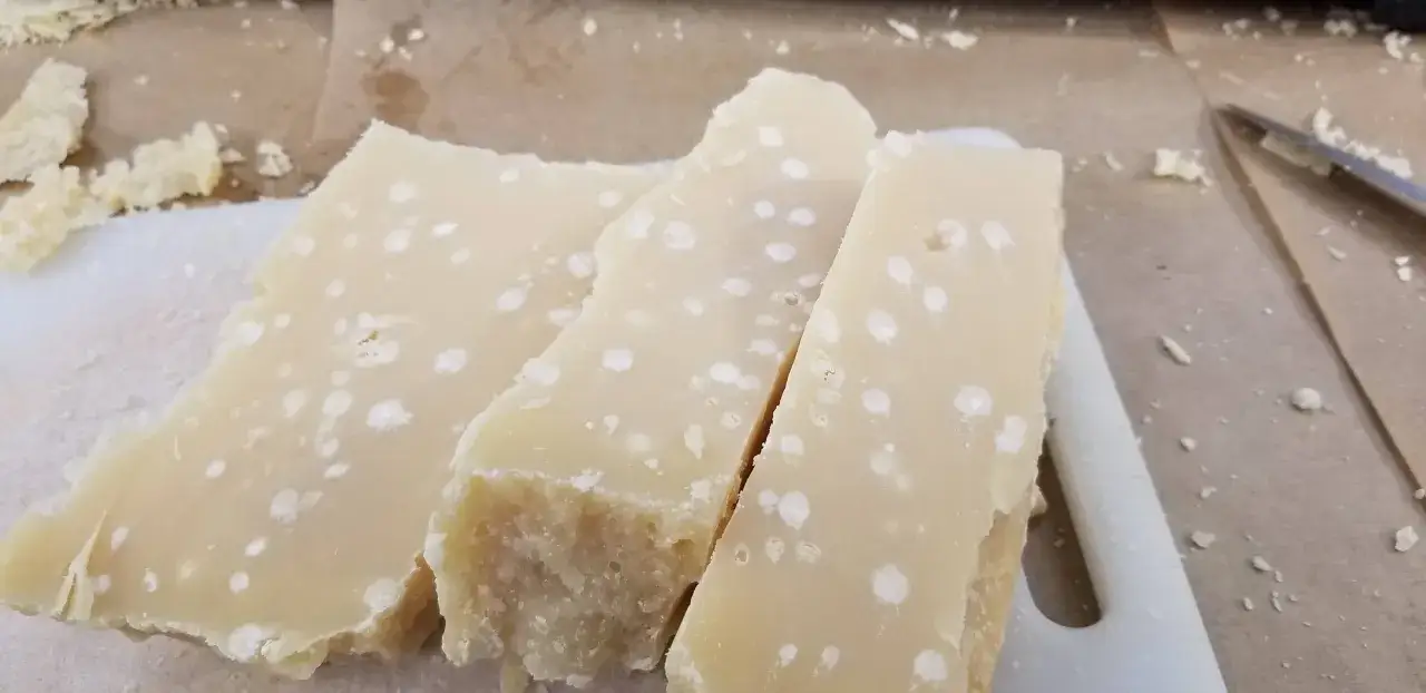 kryształki tyrozyny w parmezanie