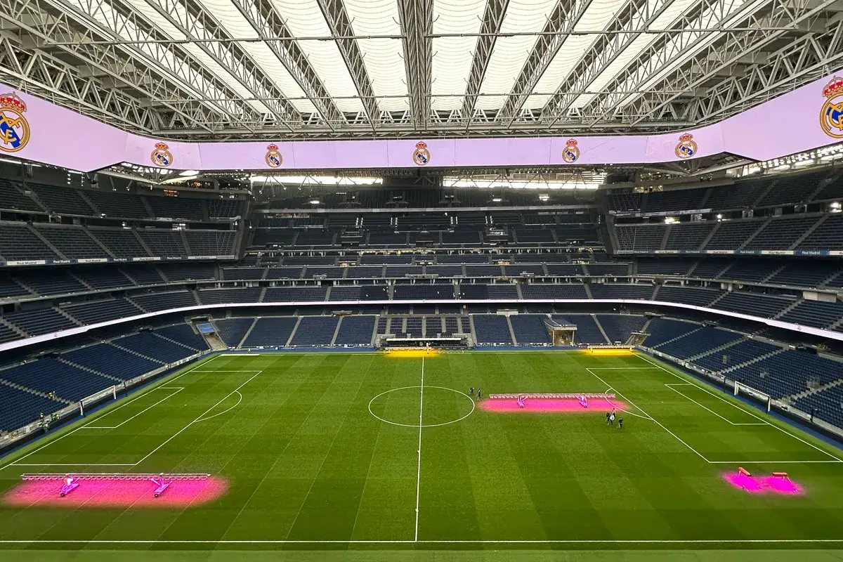 Nowe Santiago Bernabeu w blasku różowych lamp. Stadion Realu Madryt gotowy na przyszłe mecze.