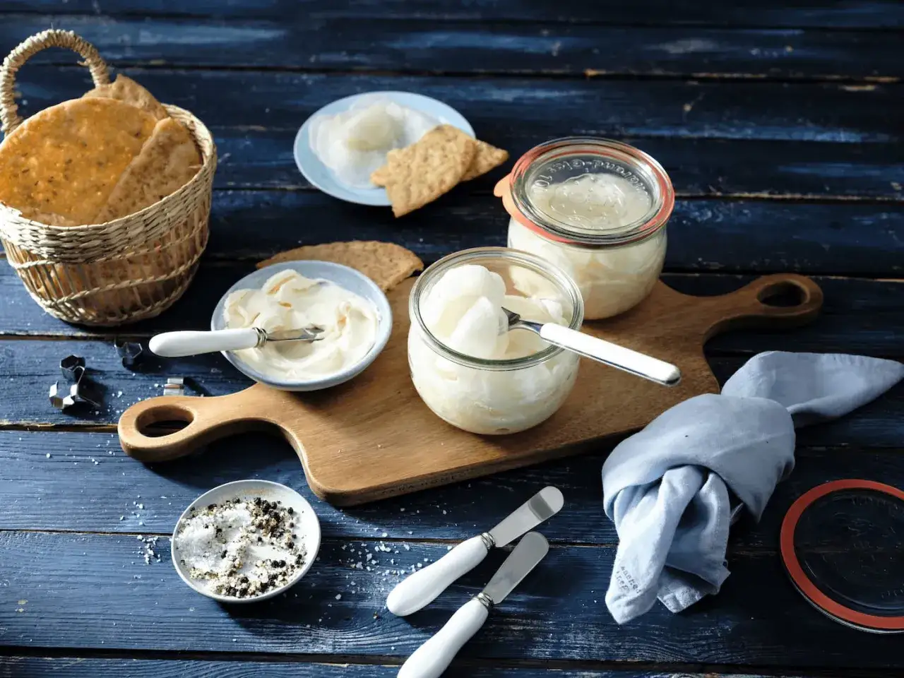 Fermentierter Rettich in Gl&auml;sern, bereit zum Genuss. Dazu gibt es Cracker, cremigen Dip und Gew&uuml;rze.