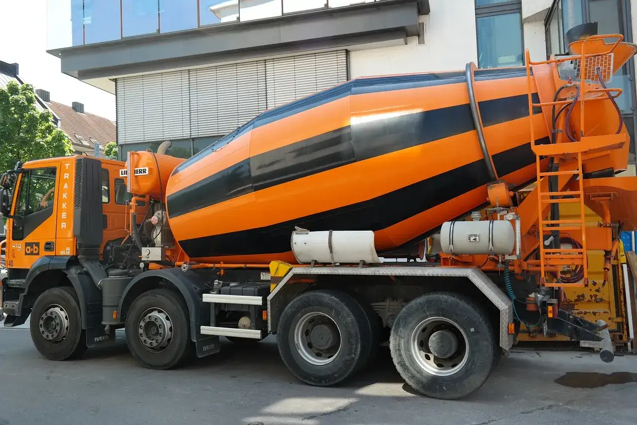 Pomarańczowa gruszka z czarnymi pasami, gotowa do transportu betonu. Zastanawiasz się, ile kosztuje metr sześcienny betonu?