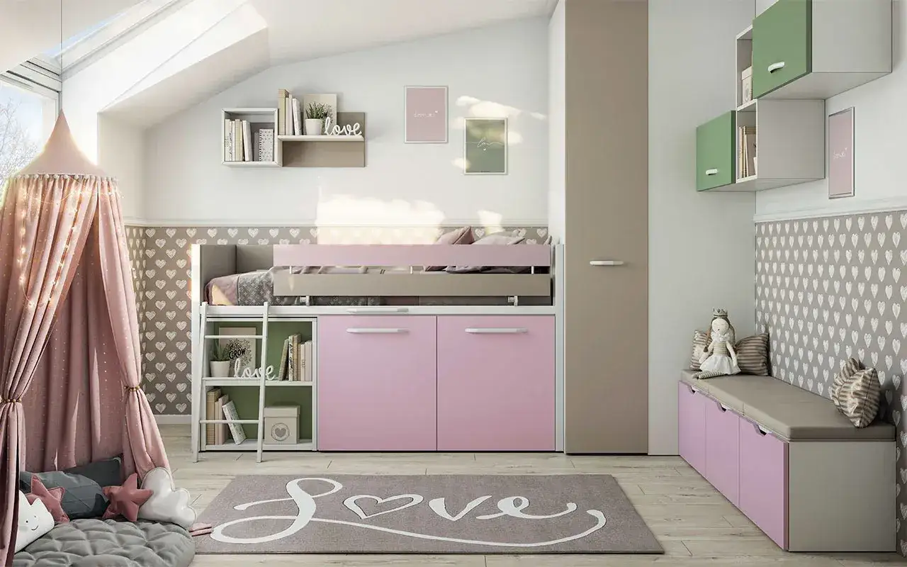 Arredamenti camerette con letto a soppalco, armadio, panca contenitore e un angolo gioco con tenda rosa.