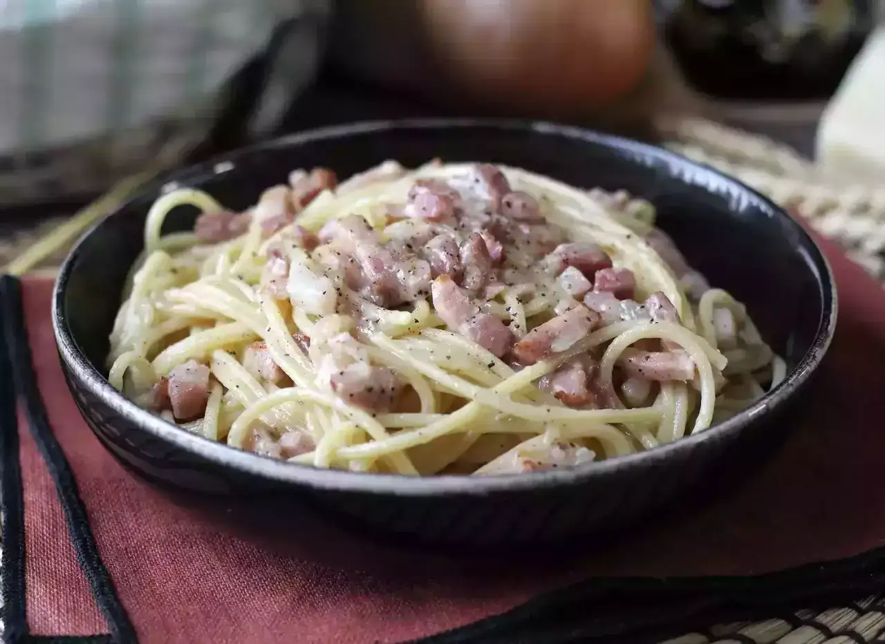 Spaghetti Carbonara mit knusprigem Speck und cremiger Sauce, ein Klassiker der italienischen K&uuml;che.