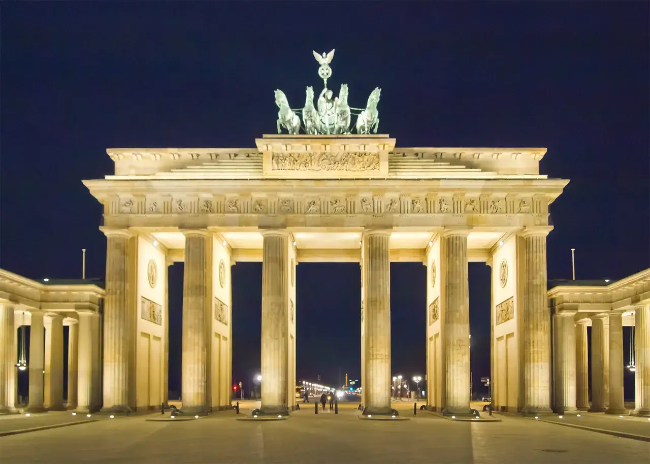 Brama Brandenburska nocą, z kwadrygą na szczycie. Poznaj brama brandenburska ciekawostki i jej historię.