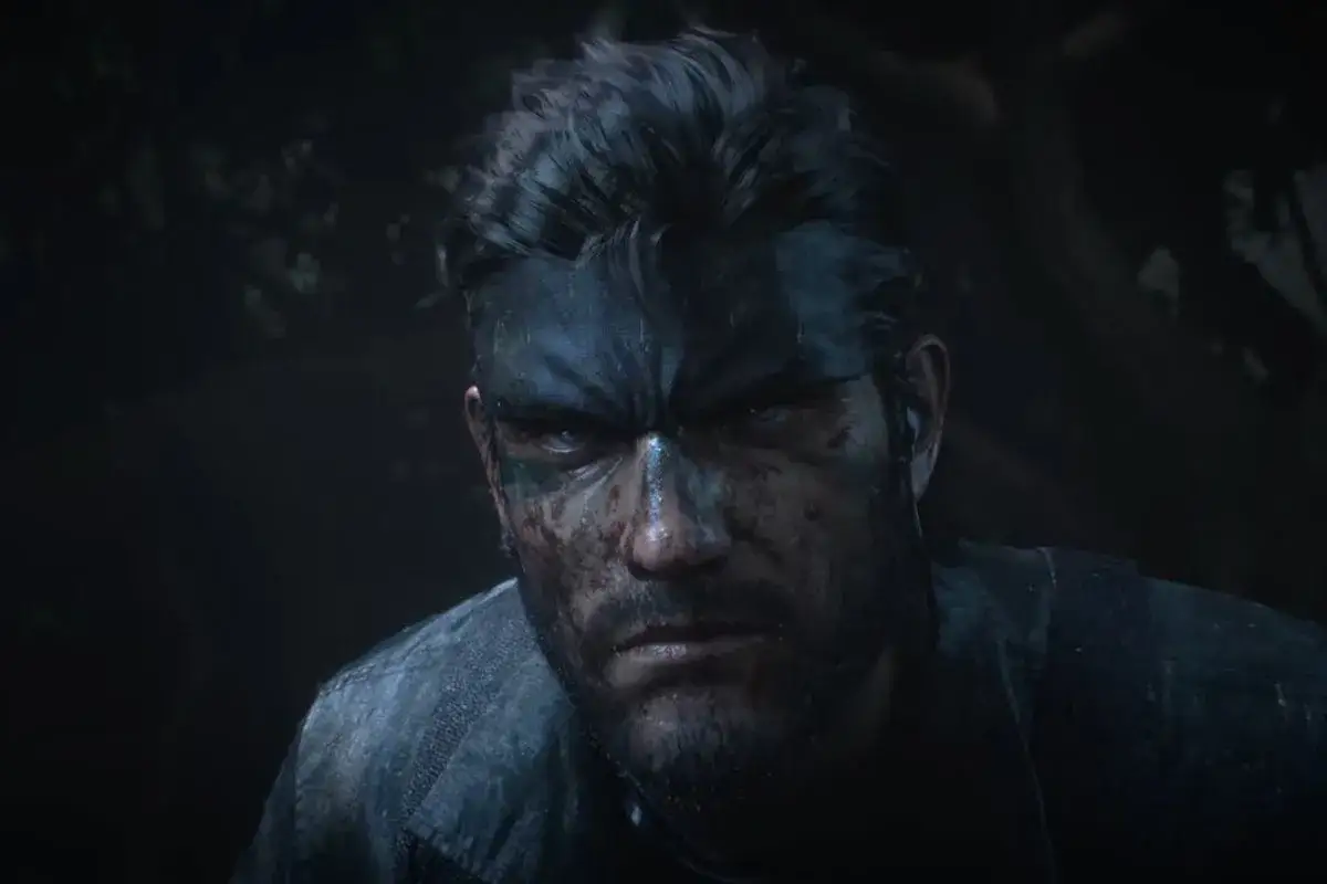 Twarz Snake'a w błocie, z opaską na czole, gotowa do akcji w Metal Gear Solid Delta.