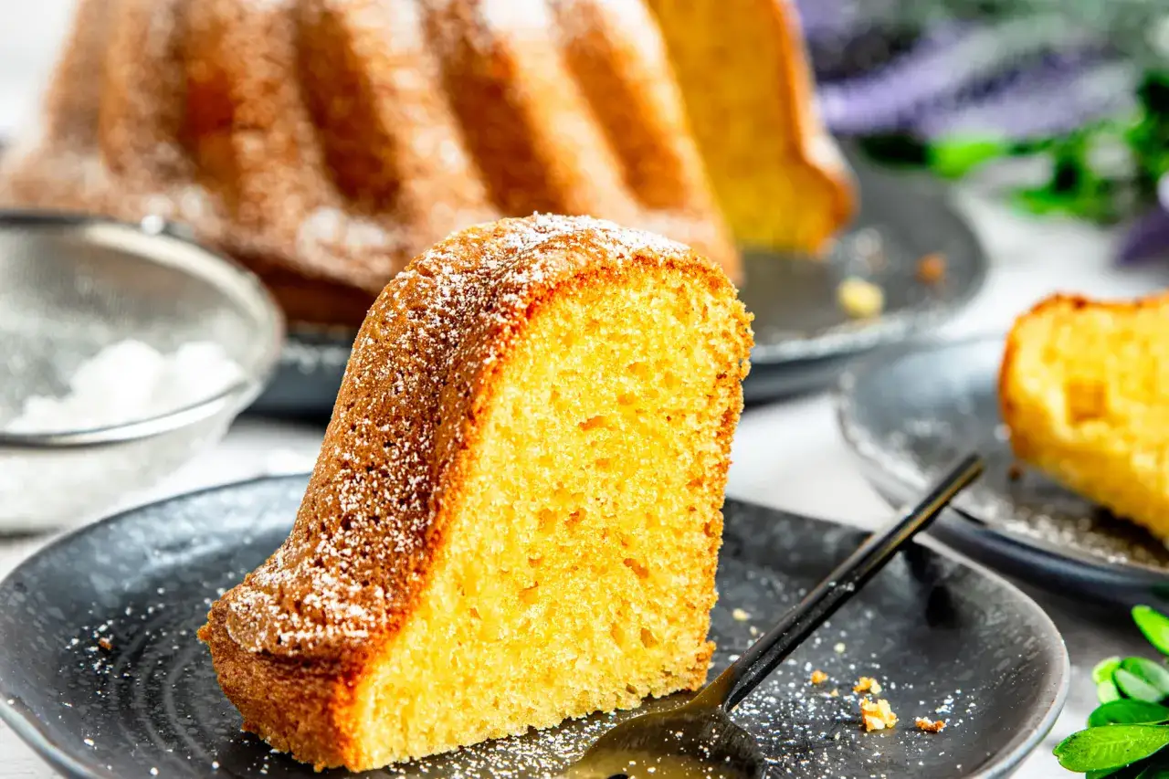 Ein saftiger Gugelhupf, best&auml;ubt mit Puderzucker. Man fragt sich, ob man Paradiescreme backen kann, aber dieser Kuchen ist schon ein Traum!