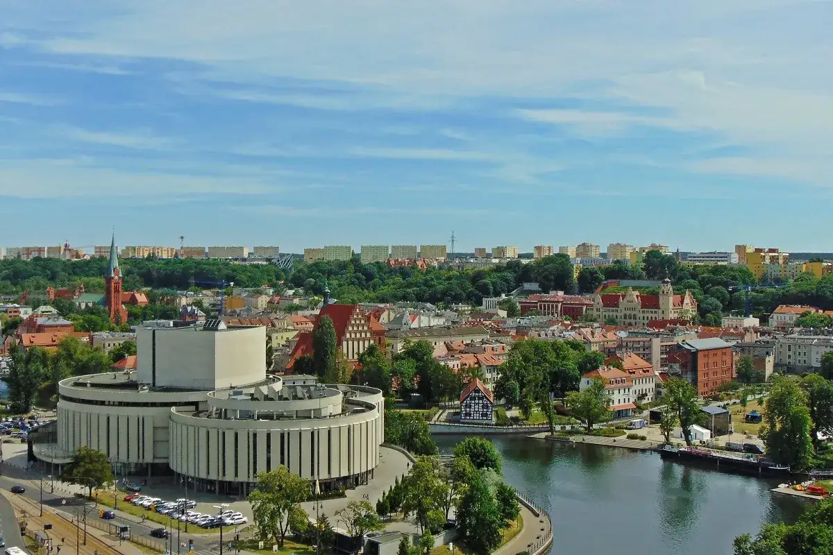 Bydgoszcz, miasto w województwie kujawsko-pomorskim, z nowoczesnym centrum kongresowym i zabytkową architekturą nad Brdą.