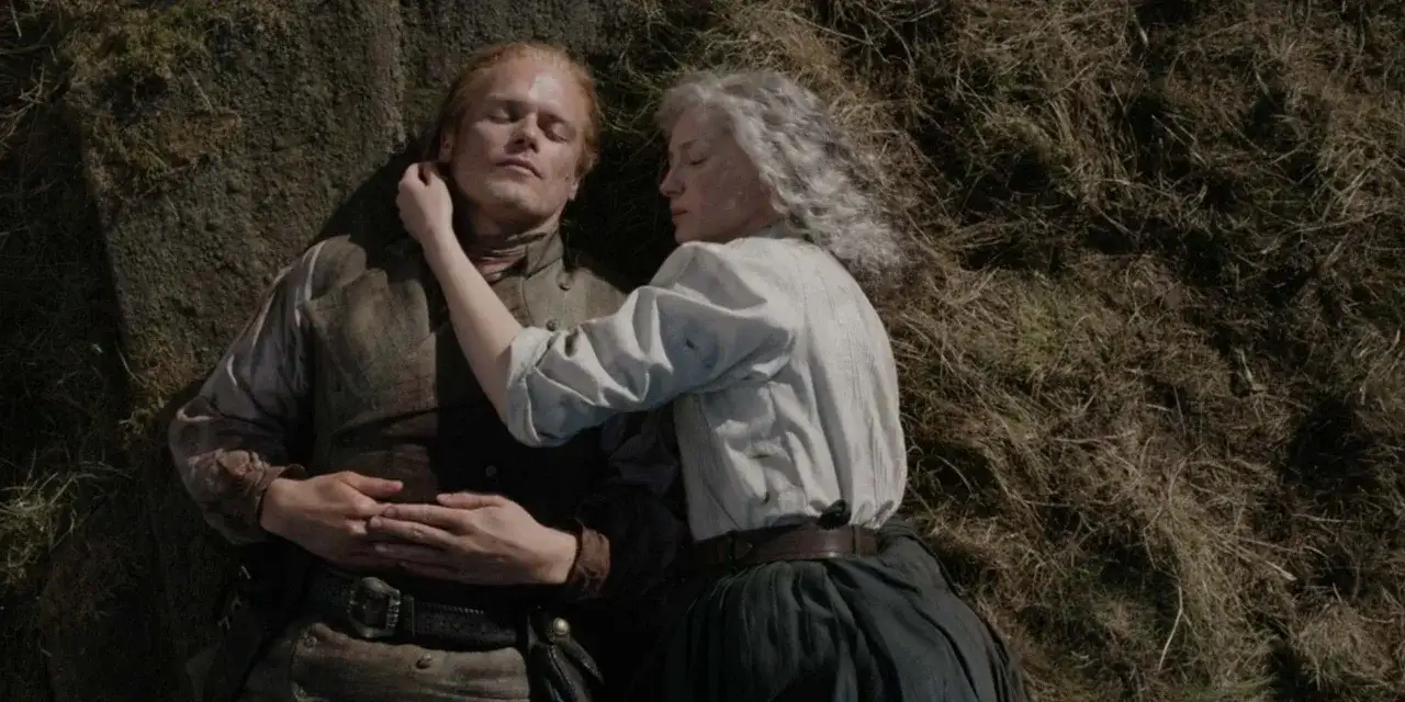 Claire caresse le visage de Jamie endormi, une scène paisible pour l'outlander final.