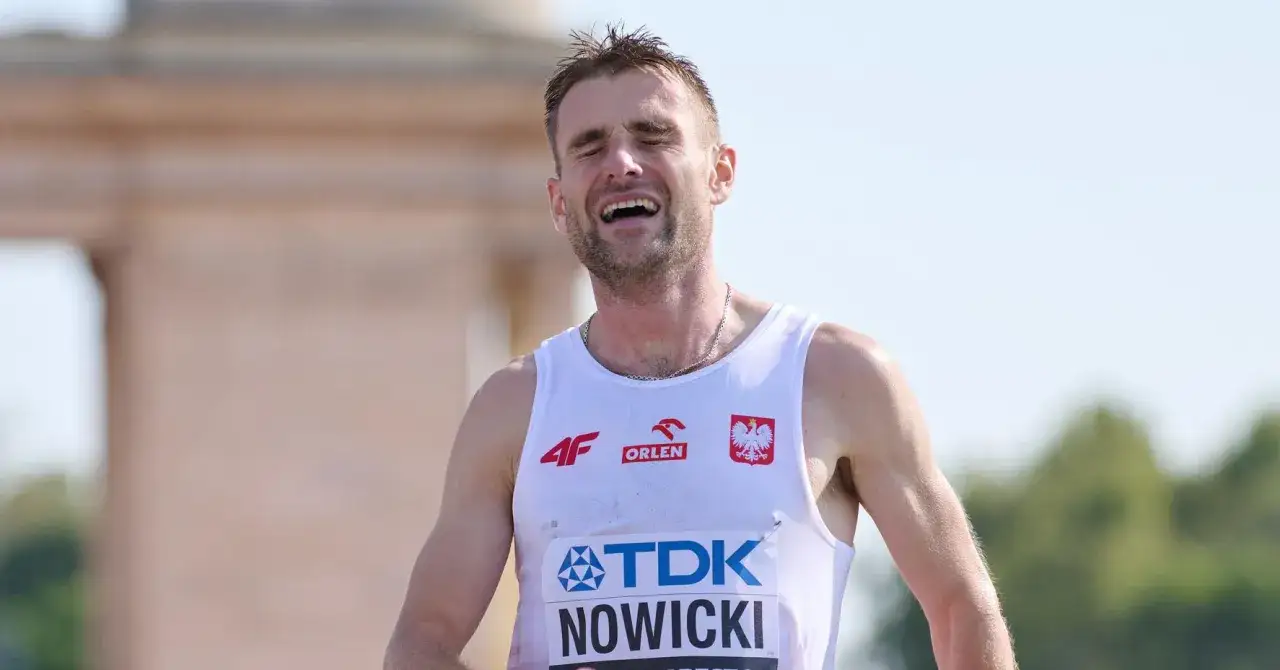 Adam Nowicki, polski lekkoatleta, z wyrazem triumfu na twarzy po udanym biegu.