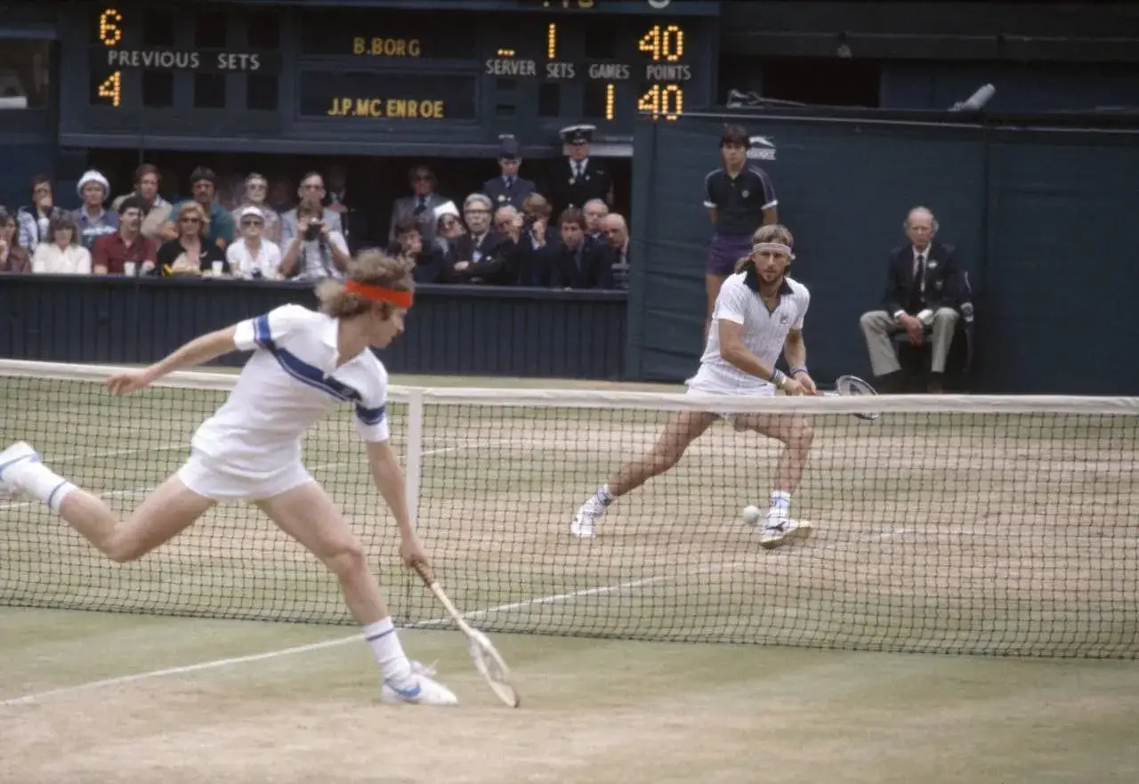 Borg y McEnroe en Wimbledon, un duelo &eacute;pico. El marcador muestra la tensi&oacute;n del partido.
