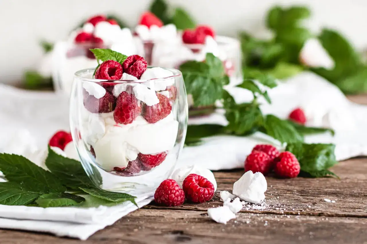 Himbeer Baiser Dessert im Glas: cremige Schicht, frische Himbeeren und zarte Baiser-St&uuml;cke. Ein leichter Genuss.