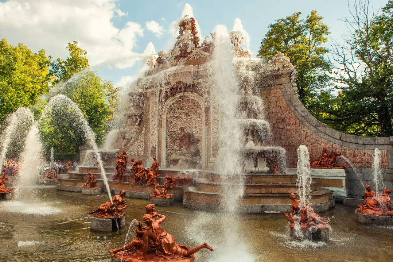 La Granja Madrid: impresionante fuente con esculturas mitol&oacute;gicas y cascadas de agua en un d&iacute;a soleado.