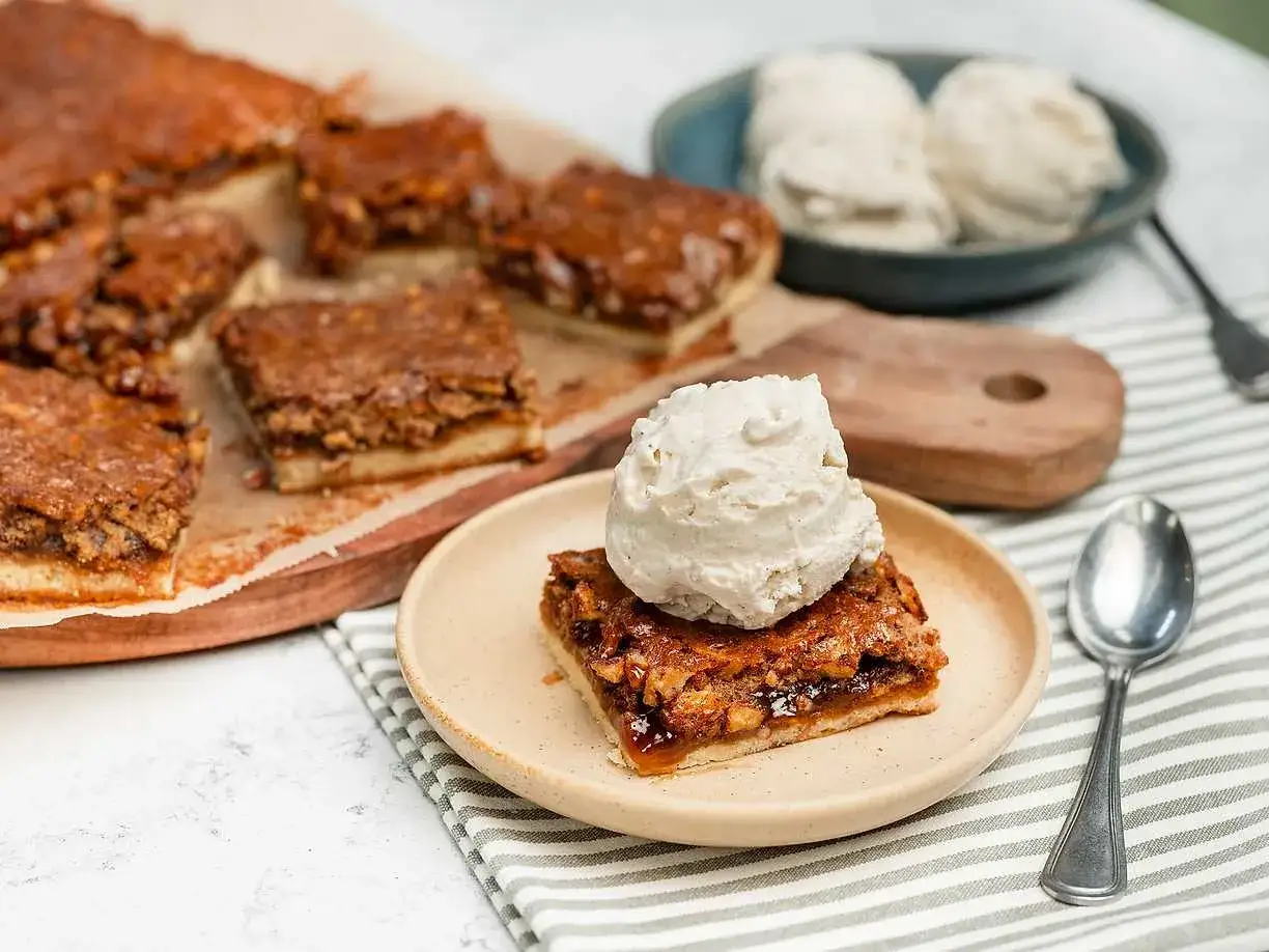 En bit ljuvlig paj med lönn och pekannötter, perfekt för ett höstfika. Ett recept att prova!