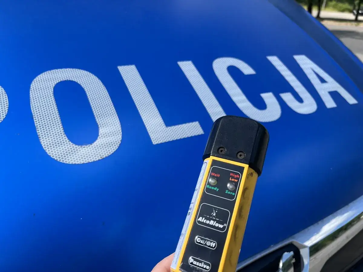 Alkomat na tle napisu POLICJA. Sprawdzamy, ile promili ma kierowca.