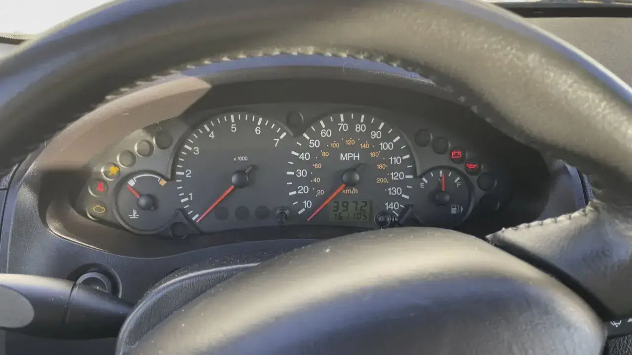 Ford Focus nie reaguje po przekręceniu kluczyka. Na desce rozdzielczej świecą się kontrolki: akumulatora, oleju i poduszki powietrznej.