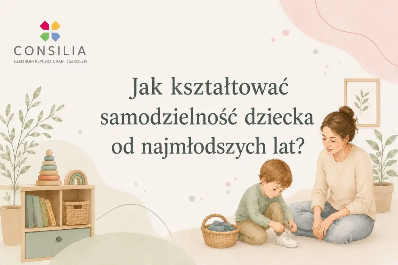 Mama uczy syna wiązać buty, pokazując proste czynności samoobsługowe. Na półce zabawki i książki.