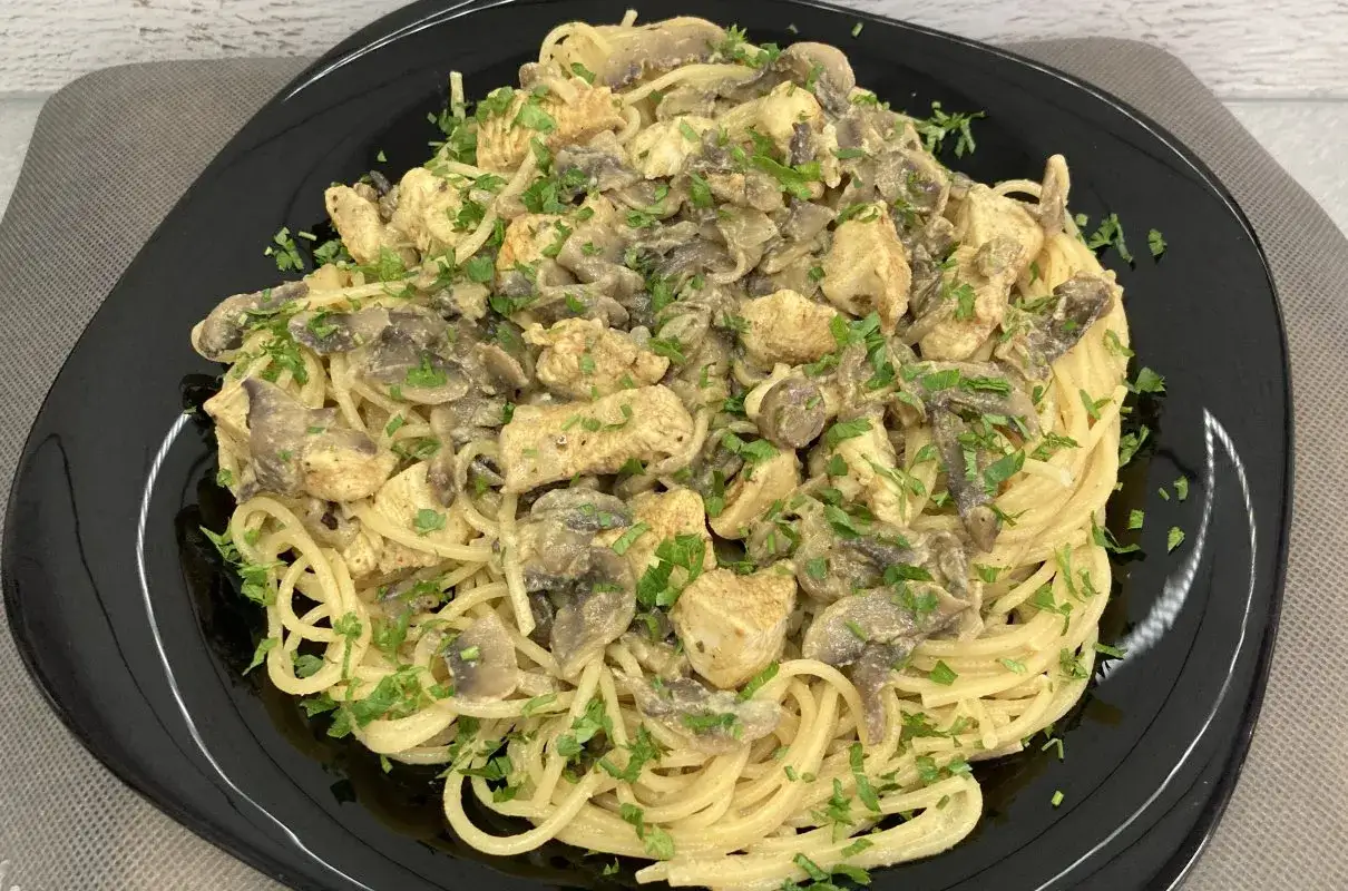Warianty spaghetti z pieczarkami kurczak wege