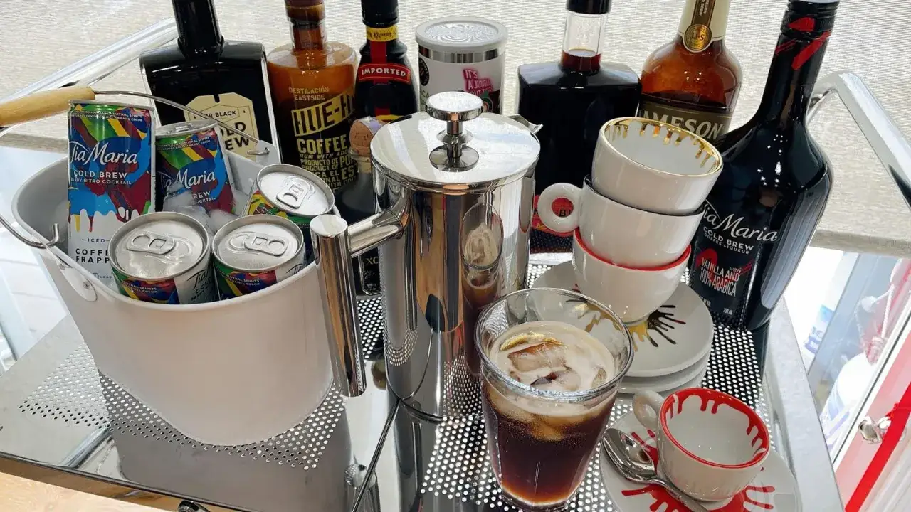 En bricka fylld med ingredienser f&ouml;r goda drinkar: Tia Maria-burkar, kaffelik&ouml;r, Jameson, kaffepress och koppar.