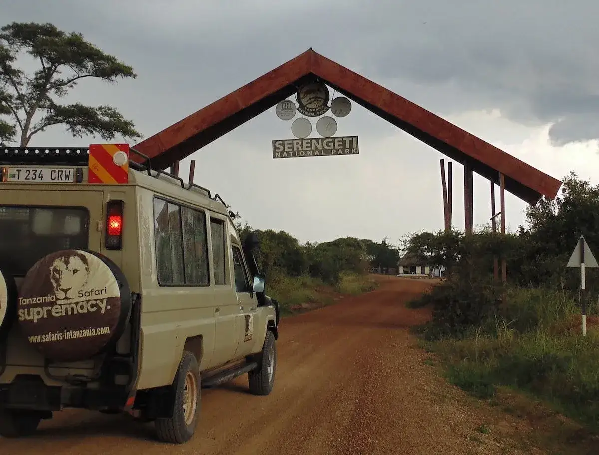 Vehículo listo para viajar a Tanzania, llegando a la entrada del Parque Nacional Serengeti.