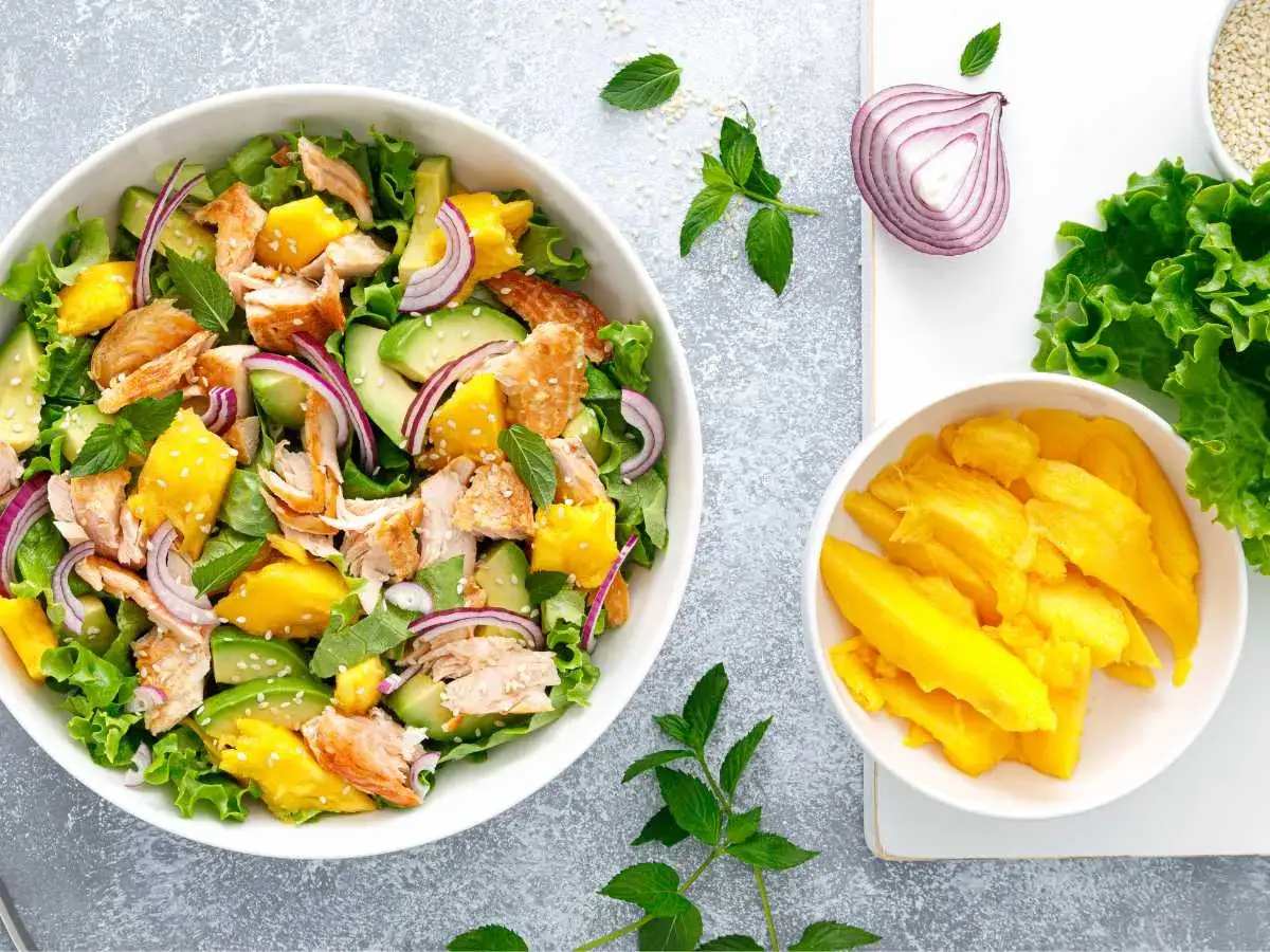 Ensalada fresca con trozos de salmón, aguacate, mango y cebolla morada. Un delicioso sam de atún para disfrutar.