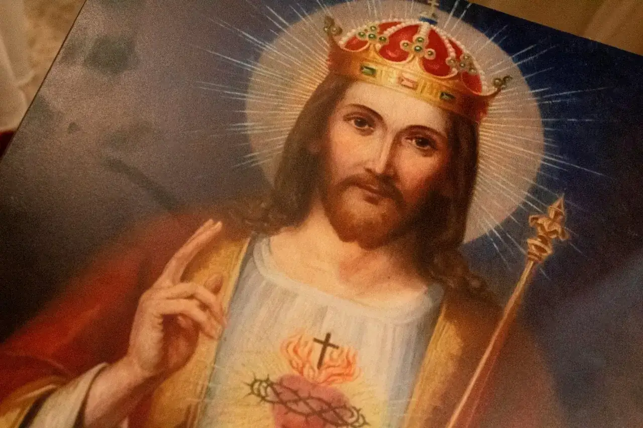 Obraz przedstawia Jezusa Chrystusa Króla Wszechświata w koronie i z berłem. Jego serce otoczone jest cierniową koroną.