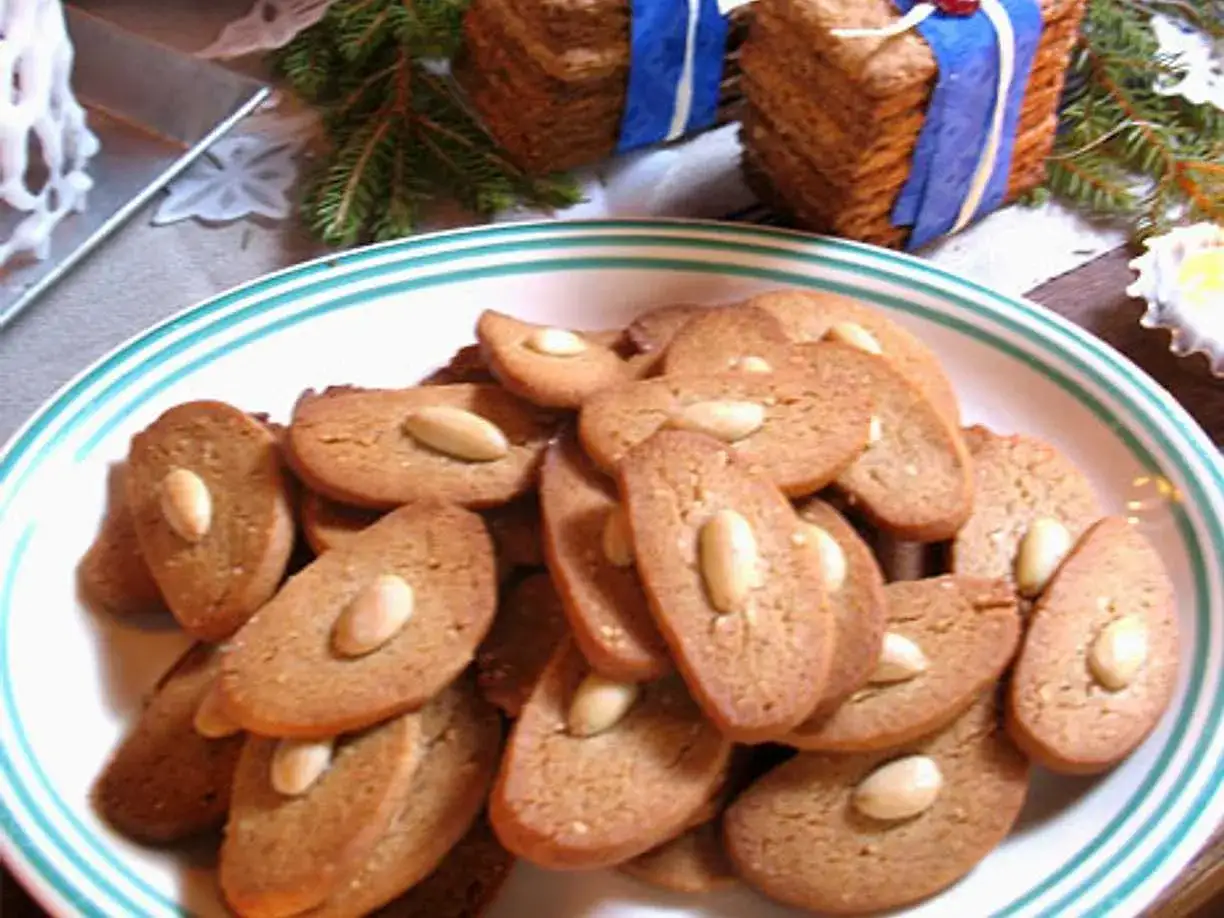 En skål med franska skurna pepparkakor, dekorerade med mandlar. Perfekt till jul.