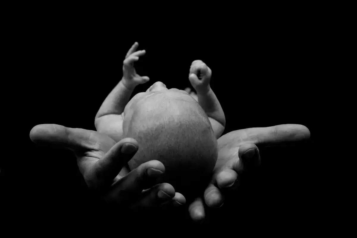 Un neonato tra le mani, un dono prezioso, come la poesia figlio Neruda.