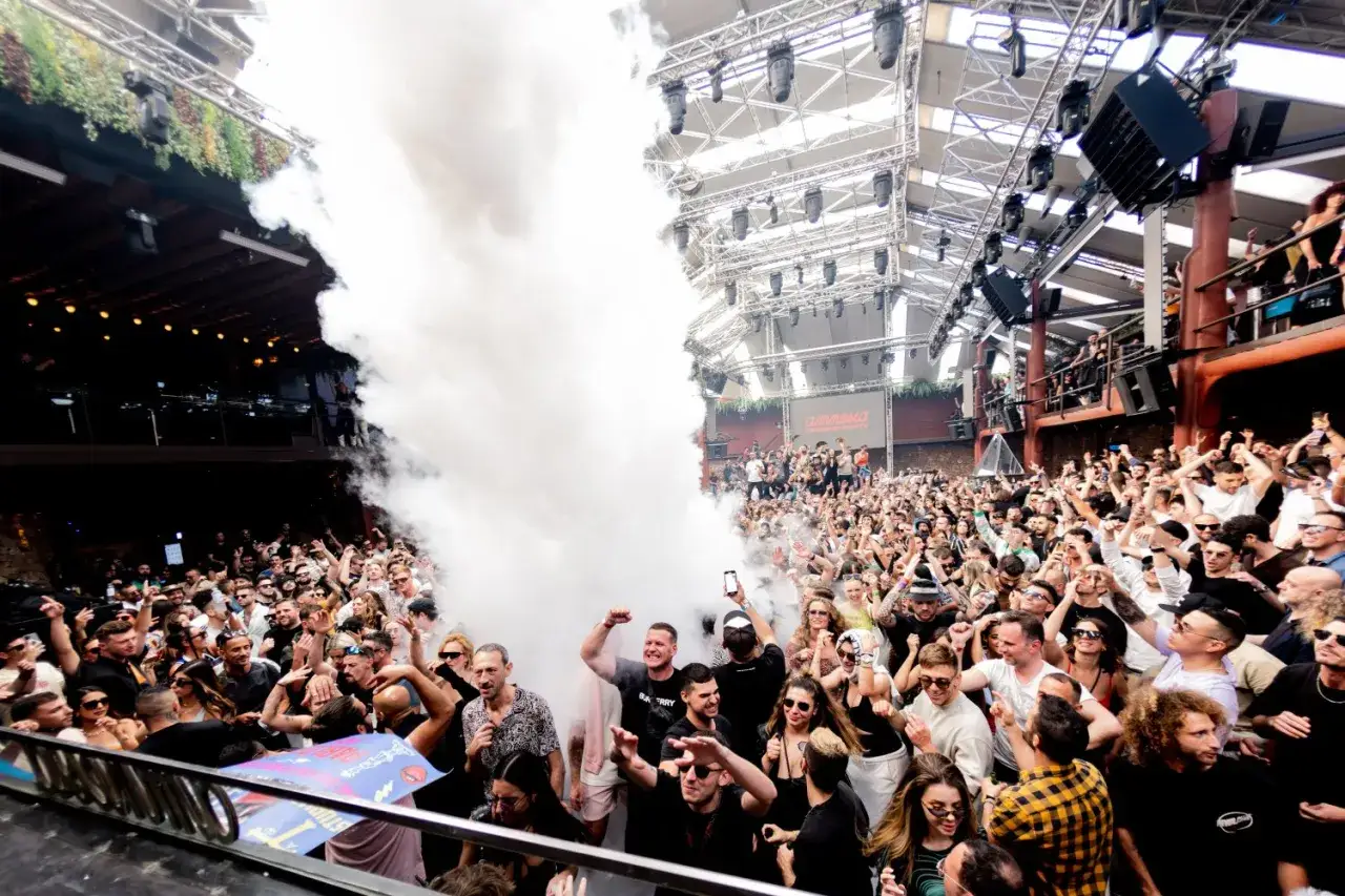 Folla in delirio a Hï Ibiza, tra fumo e musica, per una festa indimenticabile.
