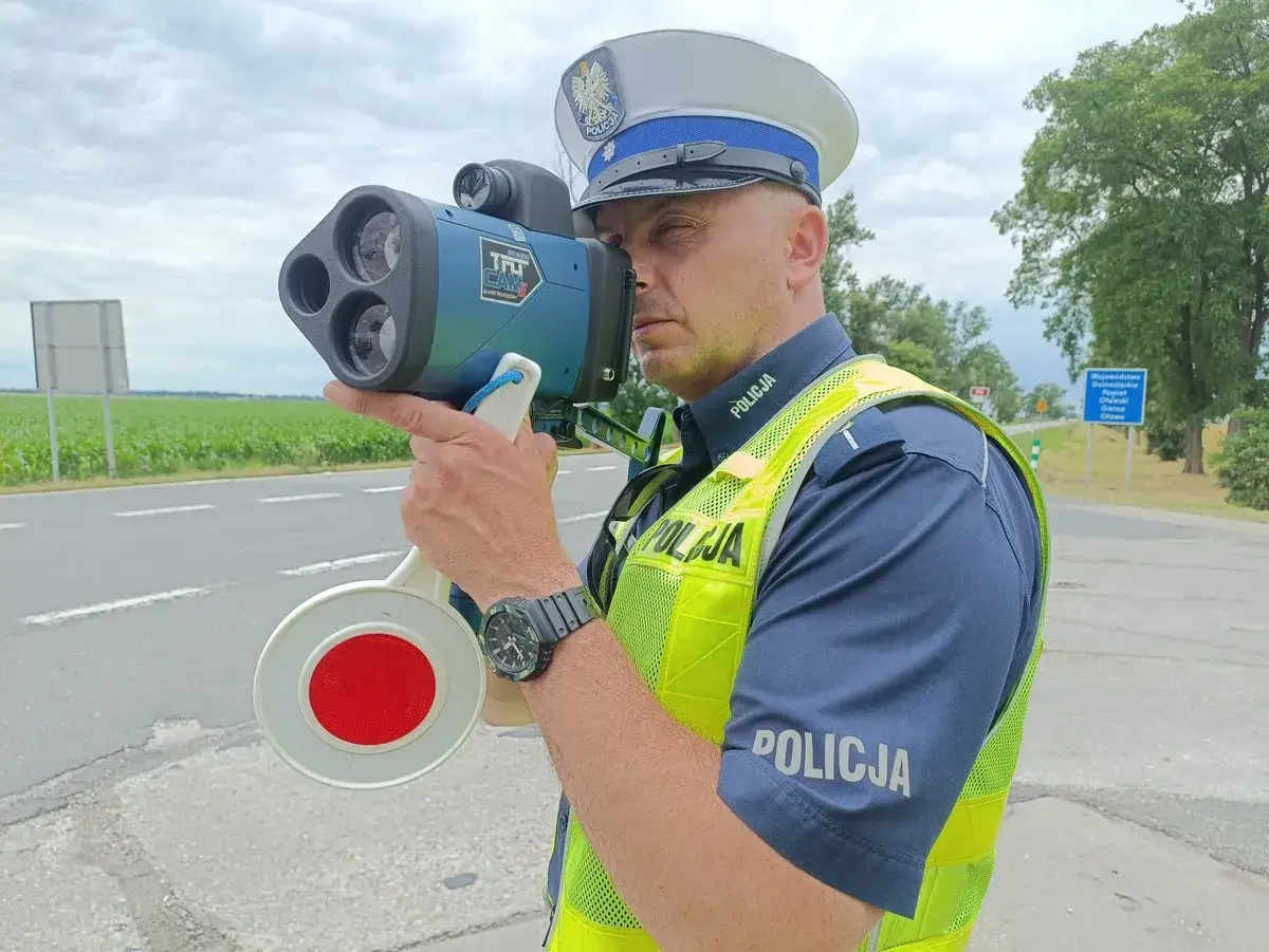 Policjant z radarem mierzy prędkość. Nowe przepisy dla kierowc&oacute;w wchodzą w życie, więc uważaj na drodze!
