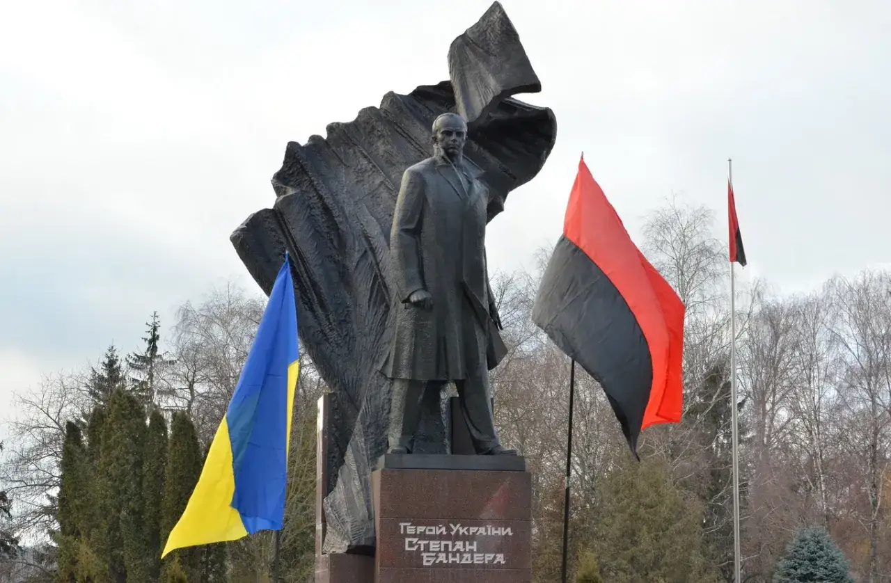 Pomnik Stepana Bandery z flagami Ukrainy i OUN-UPA. Banderowcy walczyli o wolną Ukrainę.