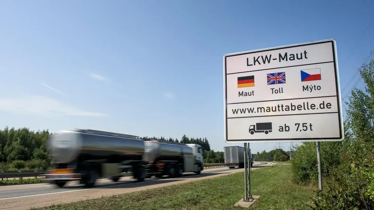 Schild informiert &uuml;ber LKW-Maut in Deutschland, Gro&szlig;britannien und Tschechien. LKW ab 7,5t sind mautpflichtig.