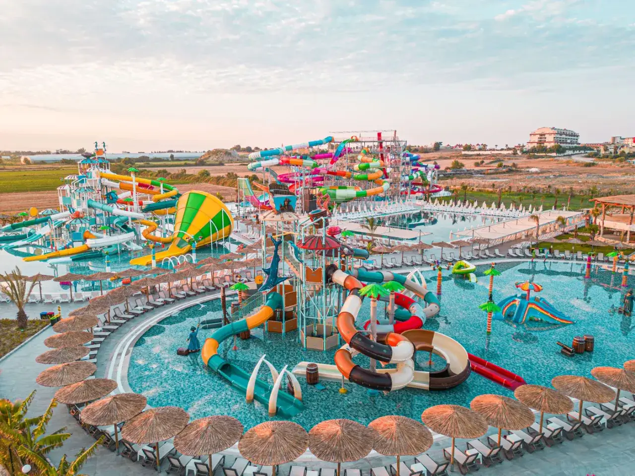 Wodny park rozrywki, pełen kolorowych zjeżdżalni i basen&oacute;w, to prawdziwy **dream fun world** dla całej rodziny.