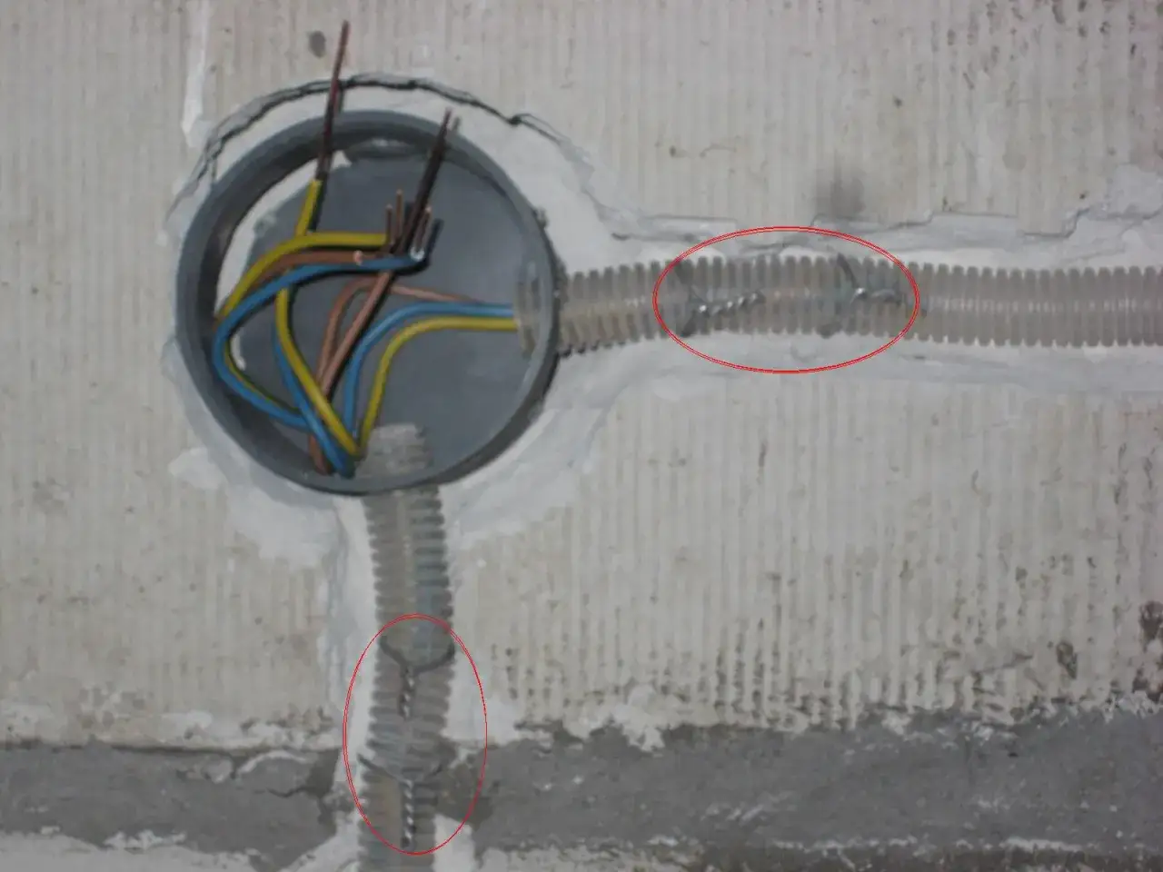 Instalacja elektryczna z przewodami w puszce i peszlu, zabezpieczonymi drutem.