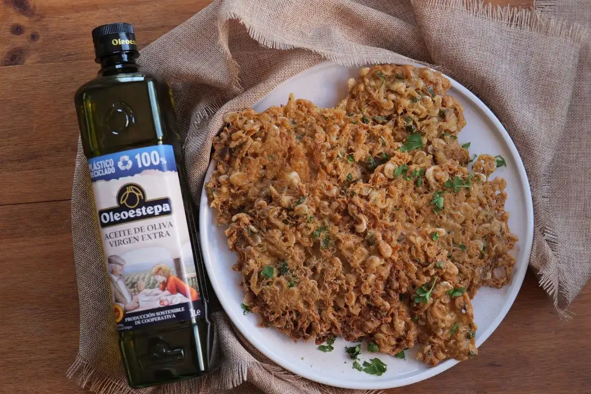 Tortillitas de camarones crujientes, un manjar preparado con uno de los mejores tipos de aceite comestible: aceite de oliva virgen extra Oleoestepa.