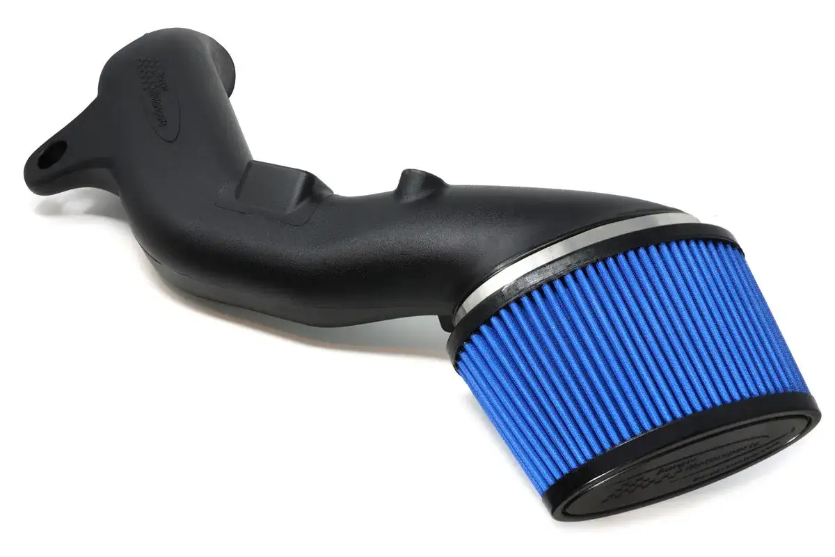 Syst&egrave;me d'admission d'air noir avec filtre &agrave; air haute performance bleu vif.